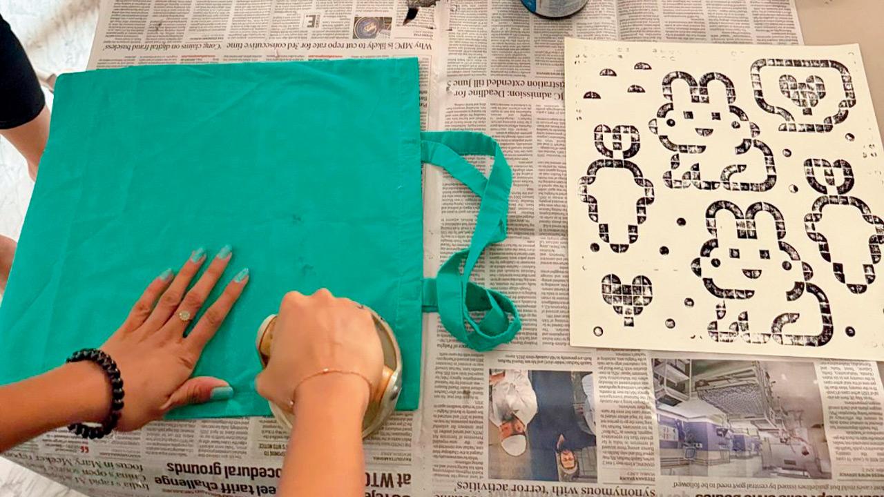Participant uses a baren tool on the fabric 