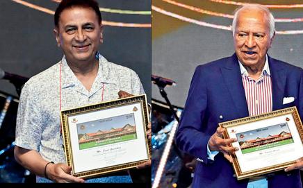 Cricket legend Sunil Gavaskar (left) and media baron Khalid Ansari with their plaques. Pics/Atul Kamble