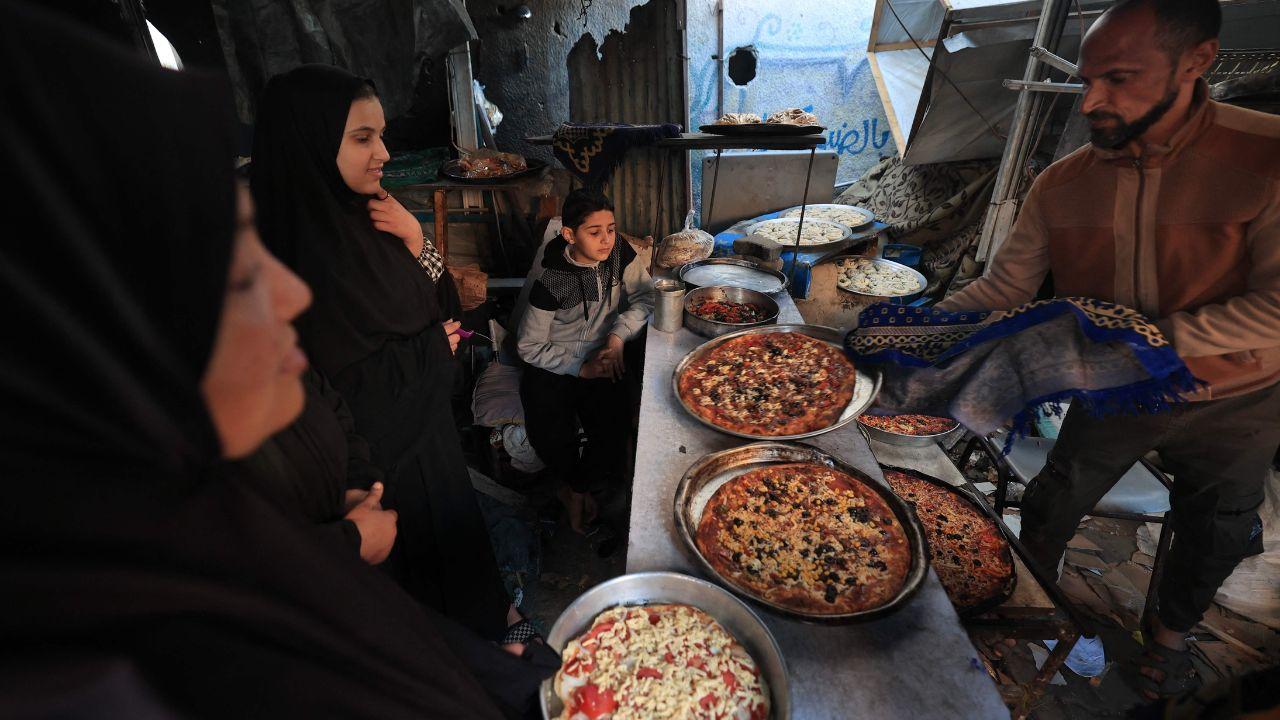 Even amid the hardships of the prolonged conflict, displaced families in Bureij camp share smiles while preparing iftar in Ramadan