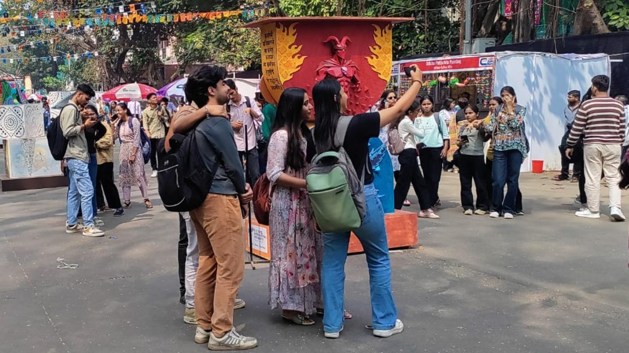 Art for all agesThe beauty of the festival is that it not only caters to the art connossieurs but also every Mumbaikar who is not only young like the college students and youth, but also the old, among people of all ages, travelling from all over the city