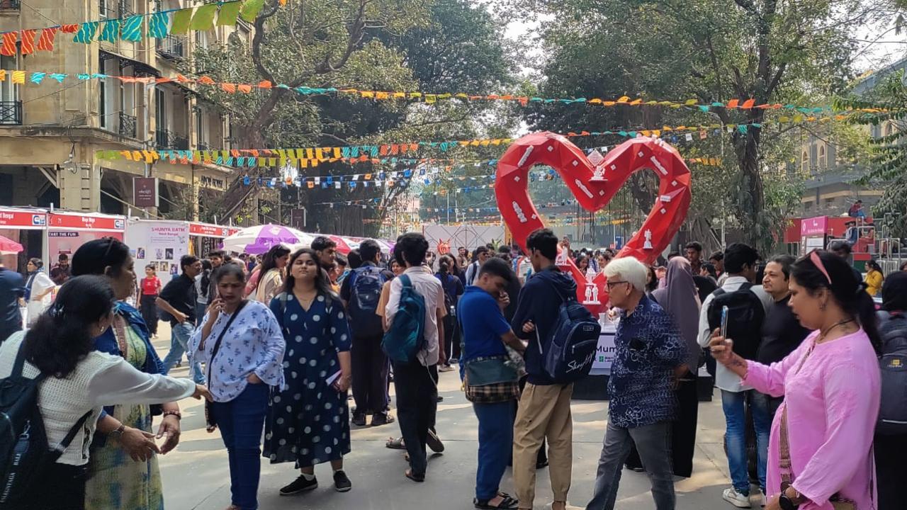 Even as families and children throned the weekend, taking a break from their busy lives, Monday was a different story, as a lot of elderly men and women, came along with their groups of friends to spend time on Rampart Row