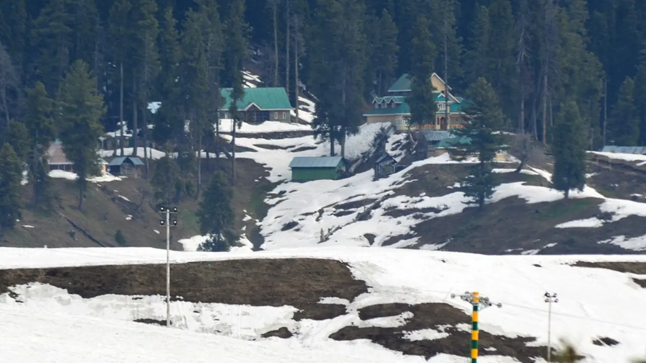 Thousands flock to Jammu-Kashmir's Sarthal for Winter Festival