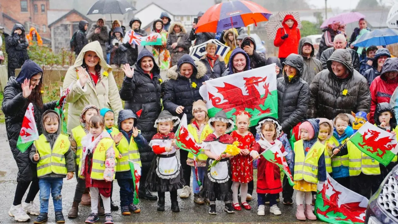 Members of the public await the arrival of Prince William and Princess Catherine ahead of their visit to the Hanging Gardens. 