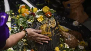 IN PHOTOS: Devotees flock to Kashivishveshwar temple in Mumbai on Mahashivratri