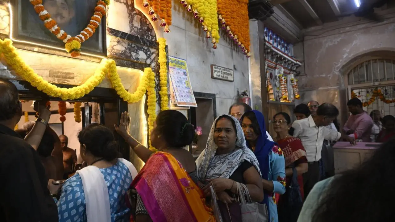 On this auspicious day, devotees throng Shiva temples, offering milk, water, and sacred Bilva leaves to the Shiva Linga while chanting hymns and mantras