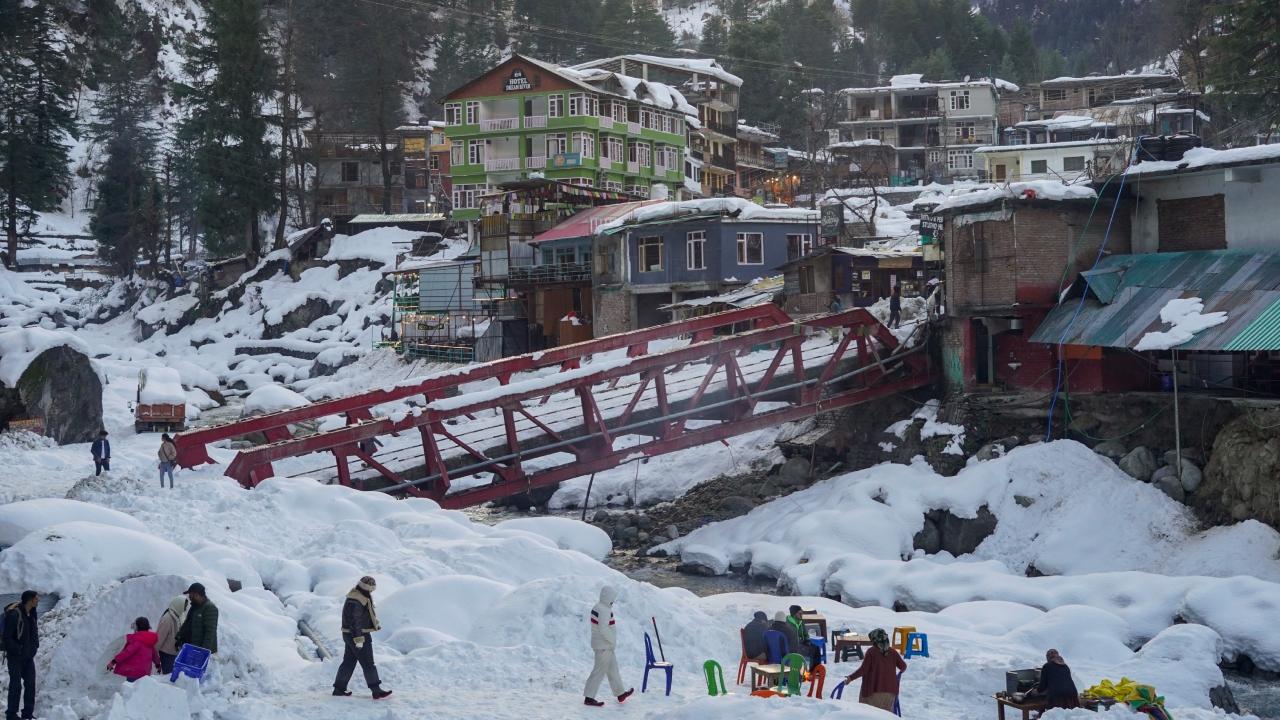 According to the India Meteorological Department, scattered to fairly widespread rainfall/snowfall with thunderstorm, lightning & gusty winds speed reaching (30-40 gusting to 50 kmph) likely over Jammu-Kashmir-Ladakh-Gilgit-Baltistan-Muzaffarabad and Himachal Pradesh and Uttarakhand during 01st-03rd February.
