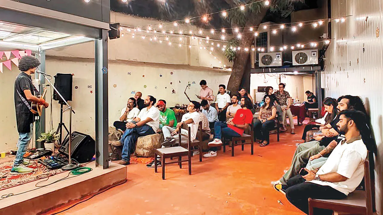 Immerse in the arts by gathering at this space in Thane