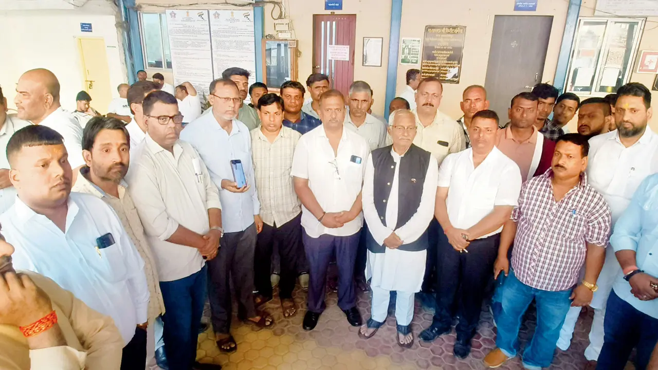 Friends and relatives of Ramdhani Yadav at the Mulund police station on Sunday. PICS/SHIRISH VAKTANIA