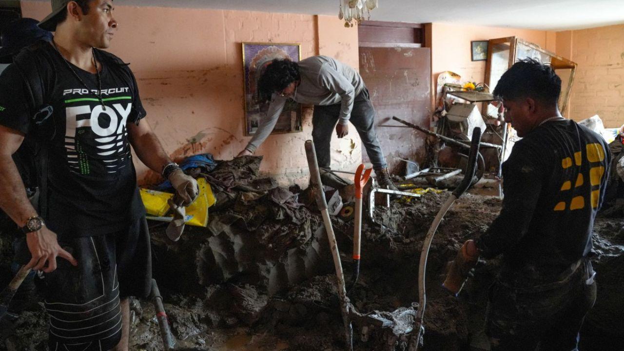 The Chullo torrentera (ravine) overflowed prominently, dumping thick mud, rocks, and water into neighborhoods on February 19