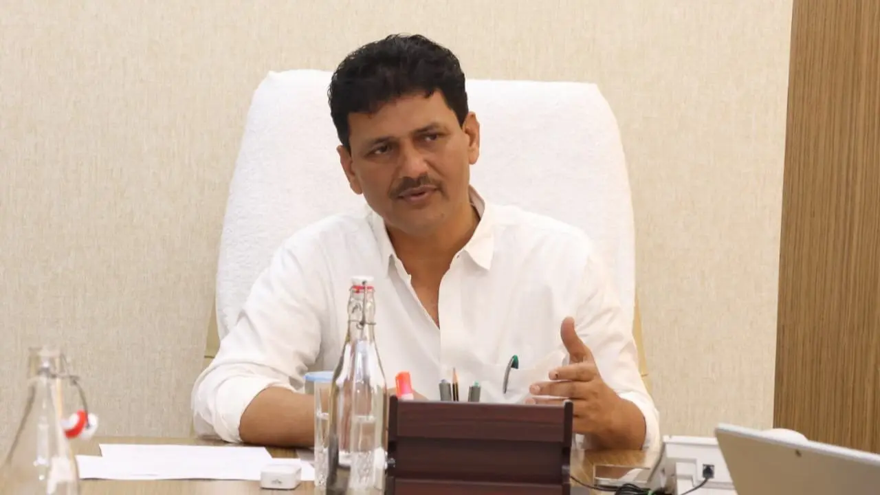 Health minister issues strict warning to outsourced health service providers