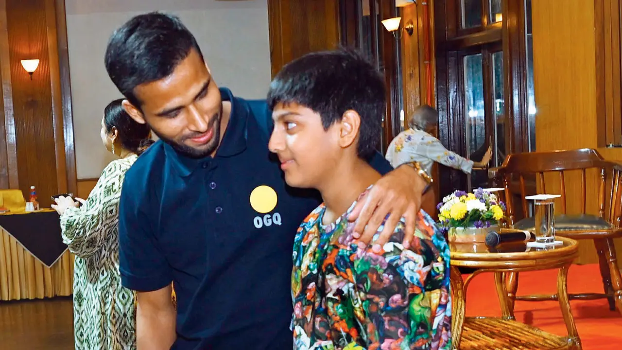 Paralympian high jumper Praveen Kumar poses with a youngster. PICS/SATEJ SHINDE