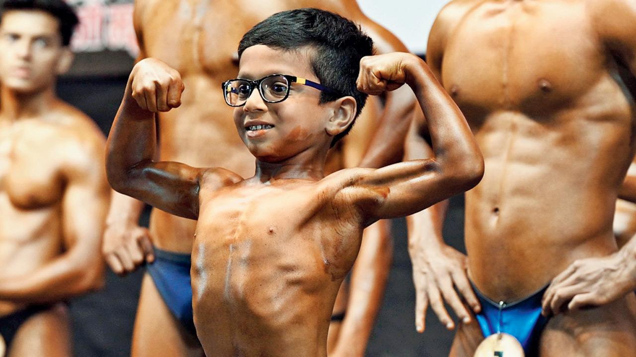 Six-year-old steps in for injured father at Mumbai bodybuilding event