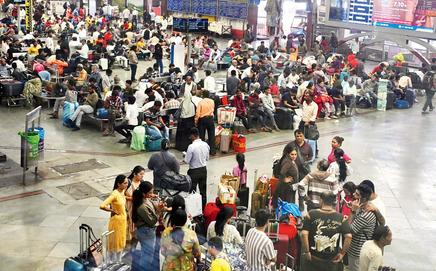 A bustling Chhatrapati Shivaji Maharaj Terminus. Pic/Ashish Raje