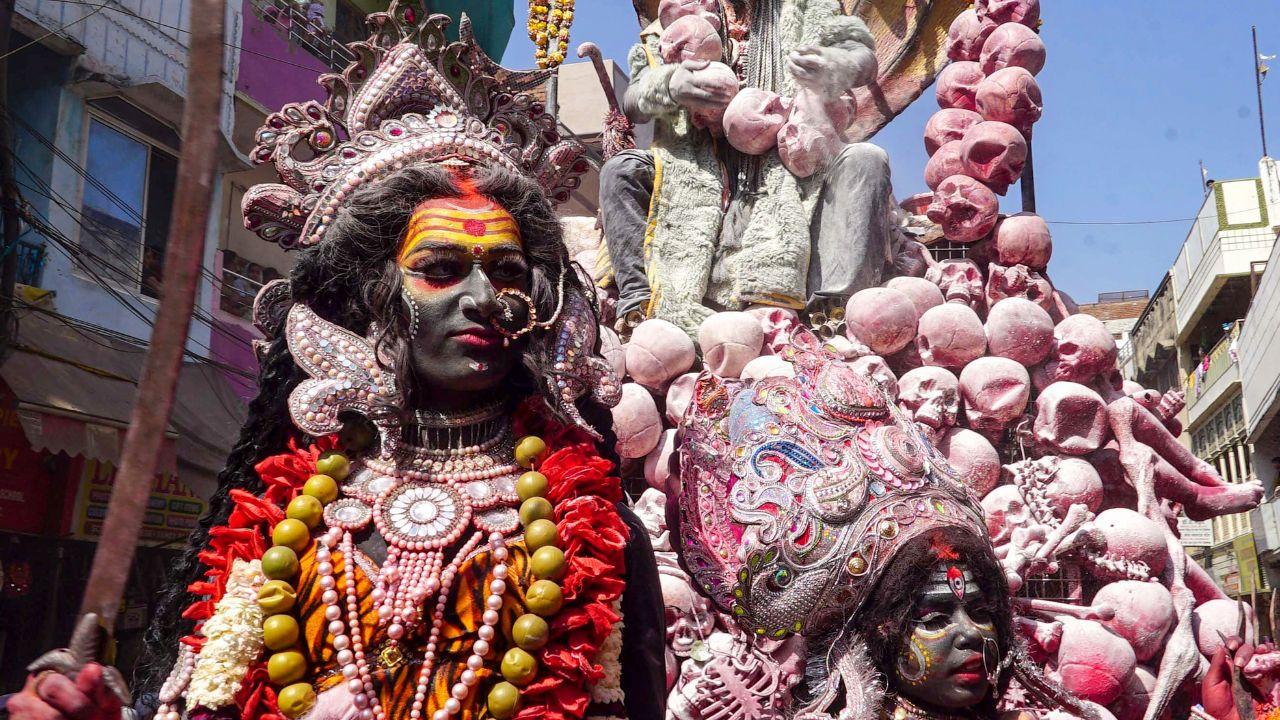 Sadhus, locals and tourists alike participated in the festivities, turning the ghats and temple courtyards into a sea of colour