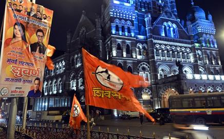 Flags and banners were seen appearing near Brihanmumbai Municipal Corporation (BMC) headquarters in south Mumbai on Tuesday evening. Pics/Ashish Raje