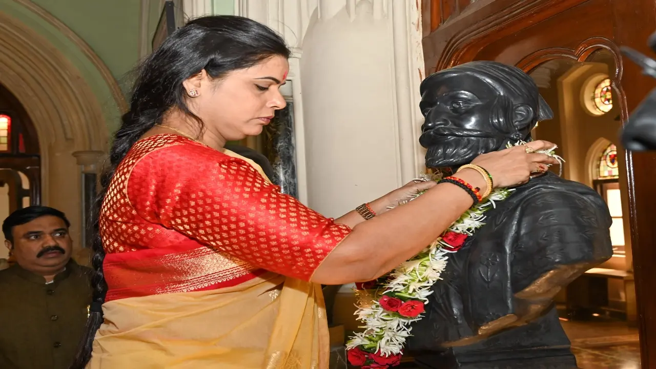Newly elected Mayor Ritu Tawde also joined the governor in paying tributes to Chhatrapati Shivaji Maharaj. She showered flower petals on the Maratha warrior king's statue at Shivaji Park in Dadar