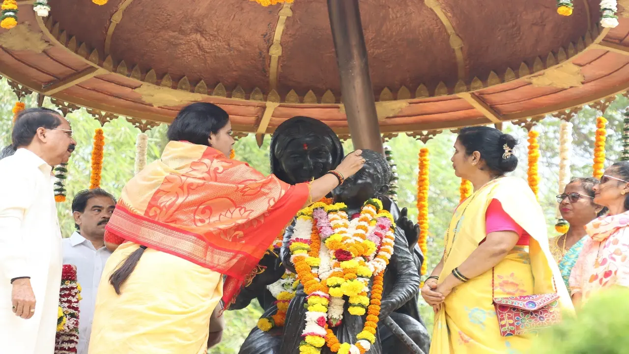 Mumbai Mayor Ritu Tawde, who also participated in the Dadar event, led separate tributes at two key locations. At the BMC headquarters, she garlanded the statue of Chhatrapati Shivaji Maharaj. Later, at the iconic Gateway of India, she offered floral tributes to the legendary king’s statue, symbolising the city's deep respect for Chhatrapati Shivaji Maharaj