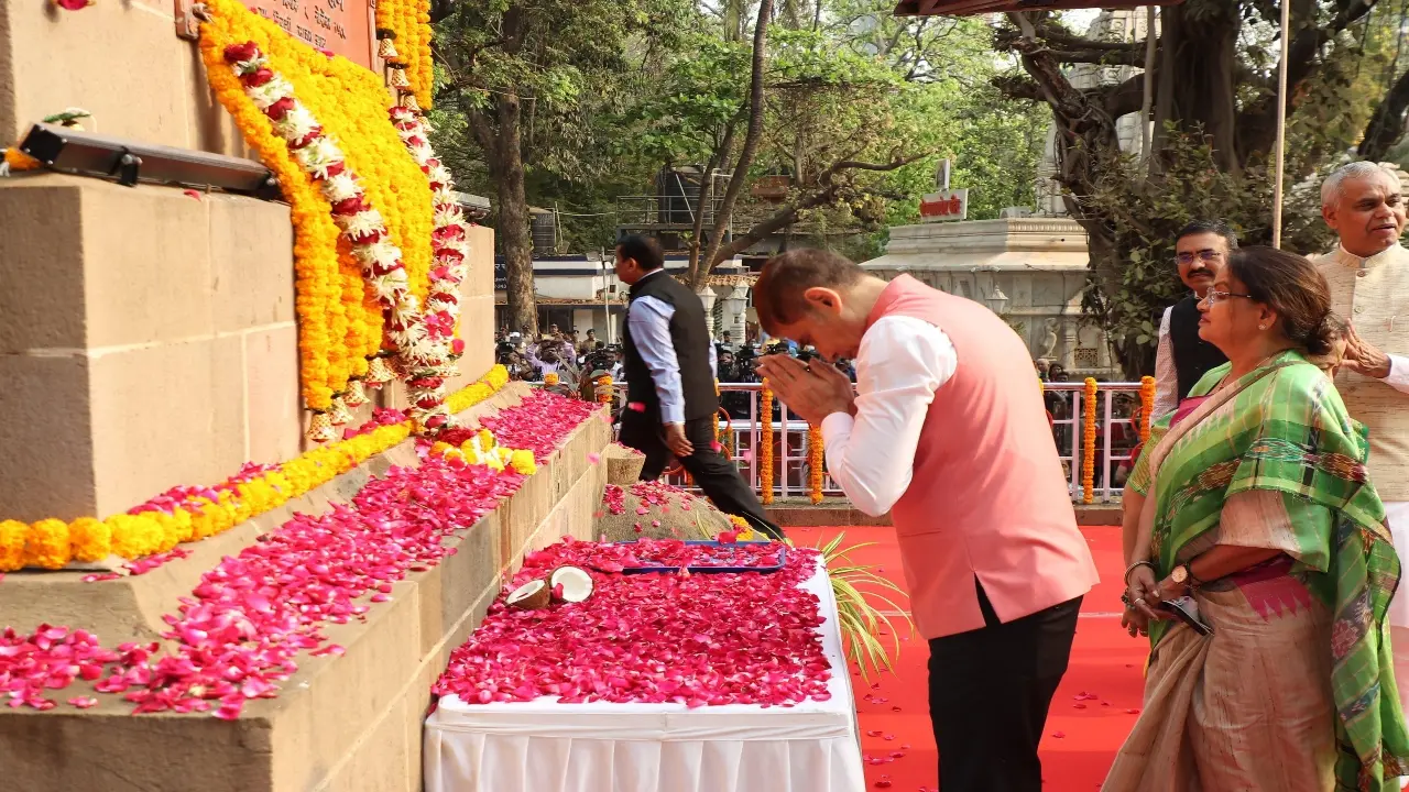 Civic commissioner Bhushan Gagrani pays tributes to Chhatrapati Shivaji Maharaj. Following the tribute, a vibrant cultural programme was held at the nearby Krida Bhavan in Dadar, organised by the Mumbai civic body’s Sangeet Kala Academy