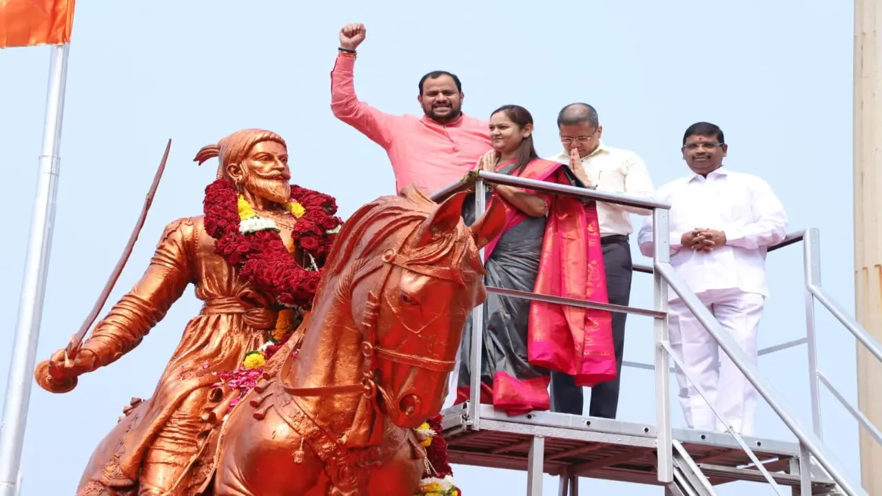 In neighbouring Thane, the civic body marked the day with equal enthusiasm. Mayor Sharmila Pimpalolkar, Deputy Mayor Krishna Patil, and Municipal Commissioner Saurabh Rao garlanded the portrait of Chhatrapati Shivaji Maharaj at the late Narendra Ballal Hall in the civic premises. The leaders then proceeded to Masunda Talav, where Pimpalolkar led the wreath-laying ceremony at the full-size statue and extended Shiv Jayanti 2026 greetings to all Thanekars, urging them to imbibe the king's ideals