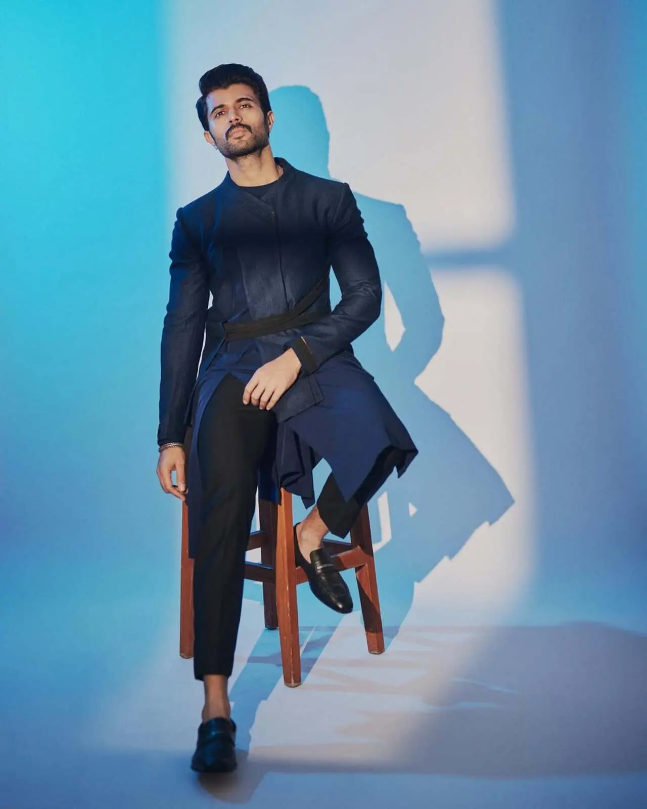 The jacket is layered over a long, straight-cut kurta and finished with tailored black trousers and classic loafers, making it a sleek, powerful, and comfortable choice that eschews traditional volume for sharp lines.