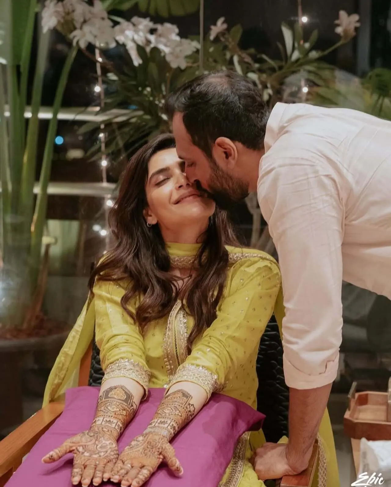 In one of the pics, Varun is seen adorably kissing Karishma while she sits for her Mehendi ceremony.