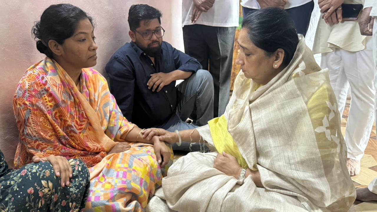 Sunetra Pawar pays condolence visit to Vidip Jadhav’s family