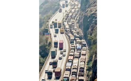 Massive congestion on the Mumbai-Pune Expressway after a gas tanker overturned in the Khandala Ghat section on Wednesday. Pics/PTI