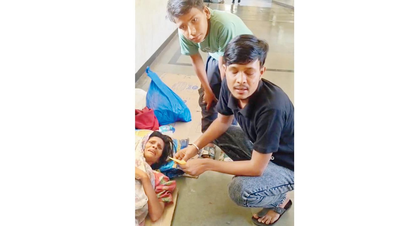 Parwez Ali (in green) and a social work tender to Shabana at KEM Hospital in 2024. PIC/By Special Arrangement