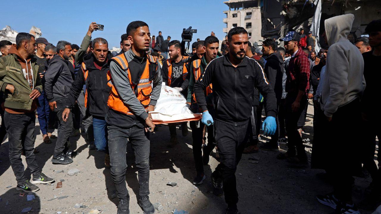 La defensa civil de Gaza dice que los ataques israelíes matan a 32 personas a pesar del alto el fuego en curso