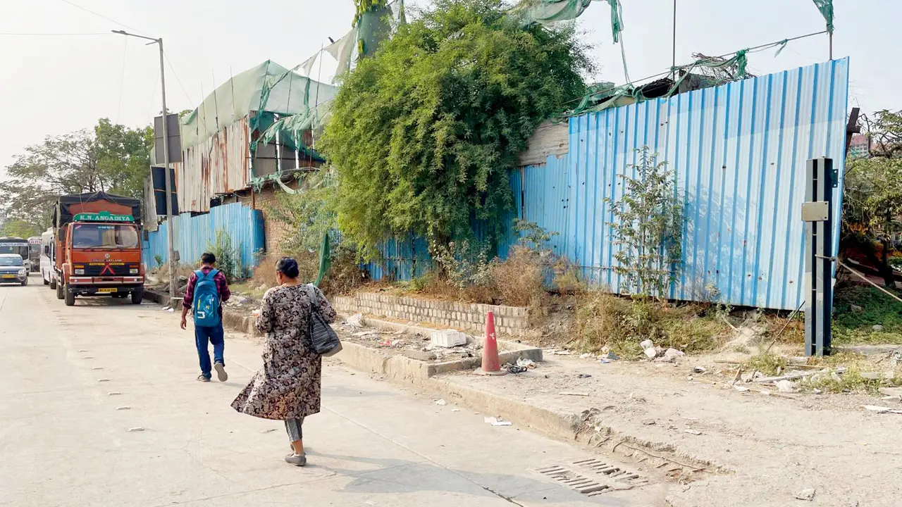 Pedestrians opt to walk on Mukundrao Ambedkar Road instead of using the footpath. PIC/MADHULIKA RAM KAVATTUR