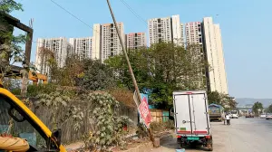 Residents flag unsafe footpath and poor lighting near Wadala RTO