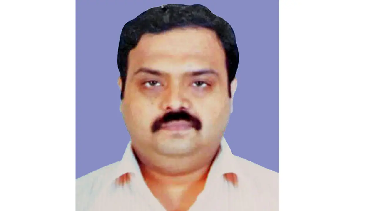 Shailesh Bhat, Society resident