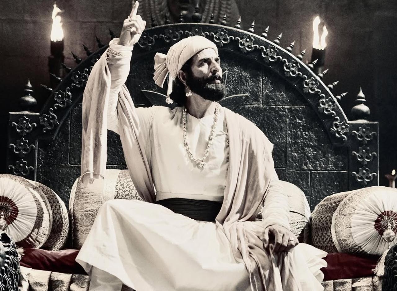 Akshay Kumar marked his debut in the Marathi film industry with his striking visuals as Chatrapati Shivaji Maharaj in the film “Vedat Marathe Veer Daudle Saat,” directed by Mahesh Manjrekar, which was set to release in 2023. Though the film didn’t make it to release, the look tests and posters of actor garnered widespread attention.
