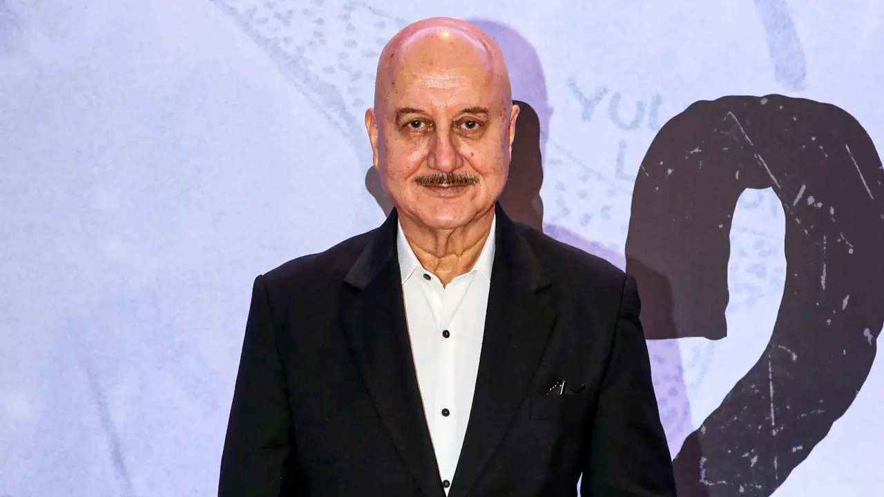 Anupam Kher reacts as security guard returns his lost credit card