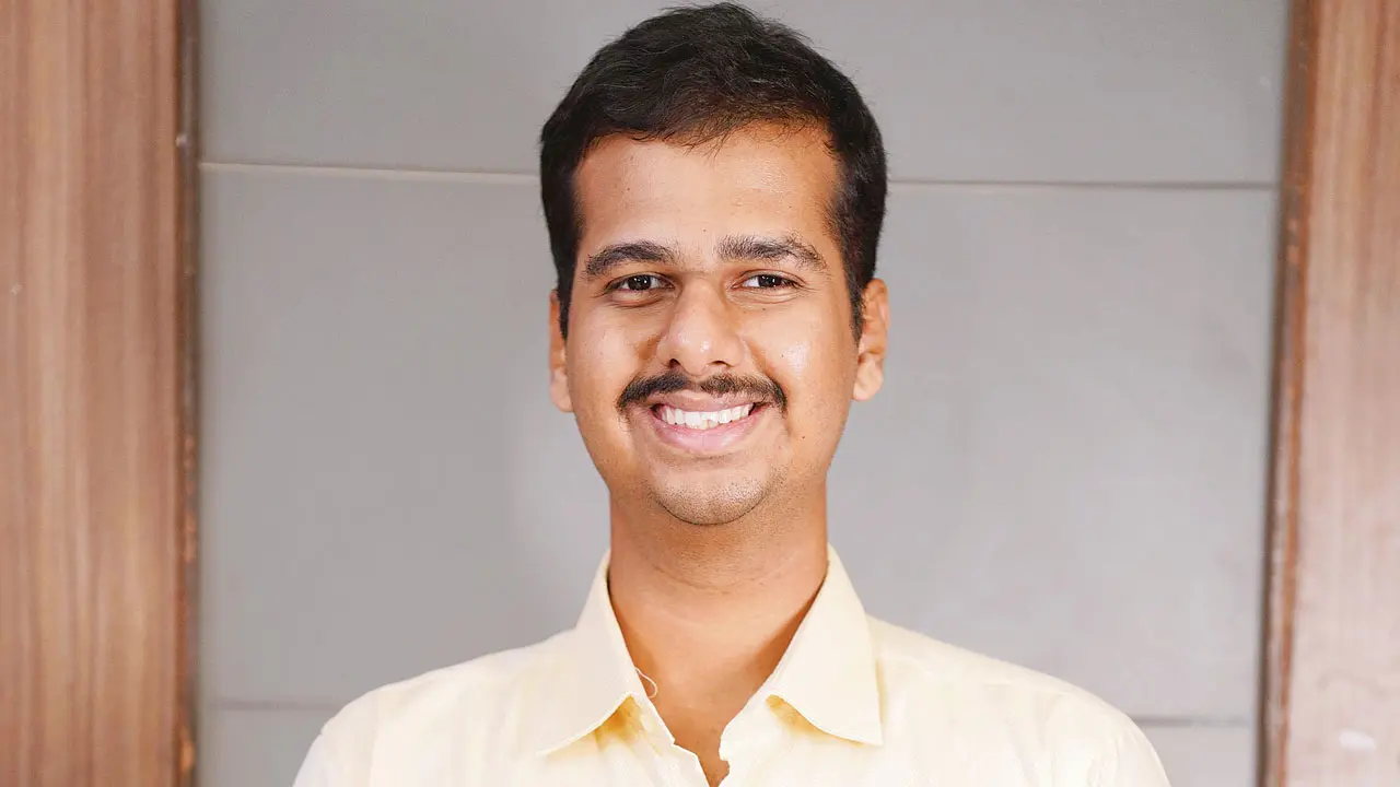 Gandharva Purohit, daily commuter