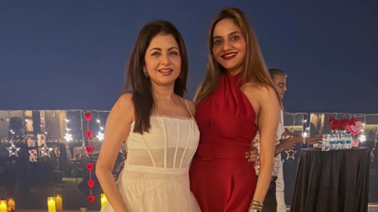 90s actresses Bhagyashree and Madhoo reunite at an event