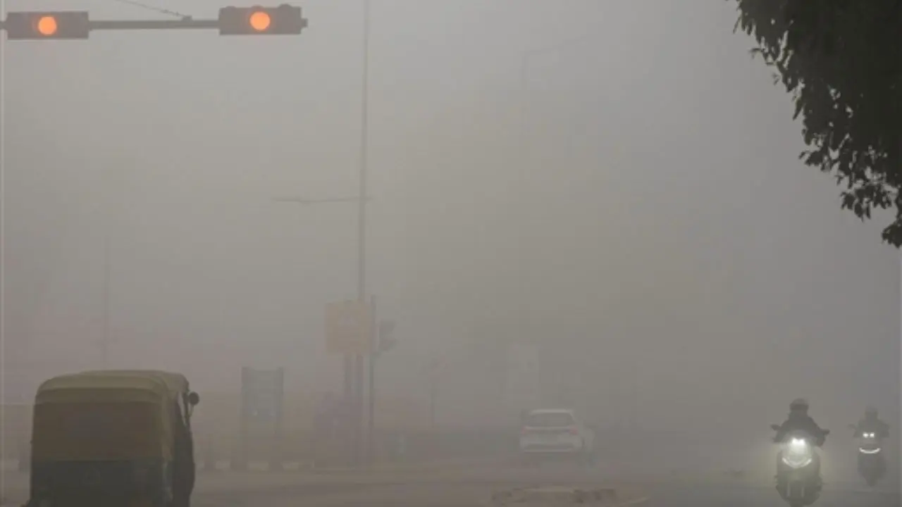 Una espesa niebla cubre Delhi; La calidad del aire cae a «muy mala»