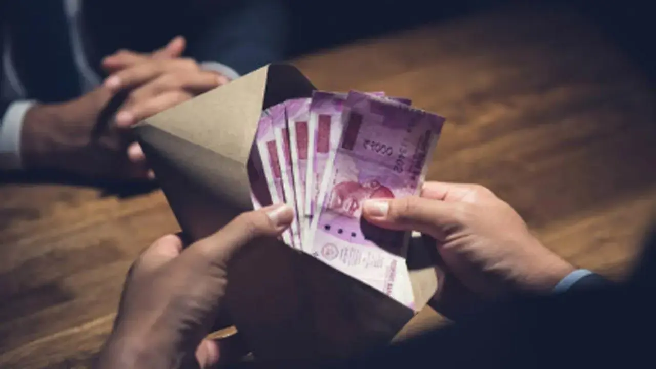 Mumbai LIVE: FDA clerk caught at Mantralaya while accepting bribe of Rs 35,000