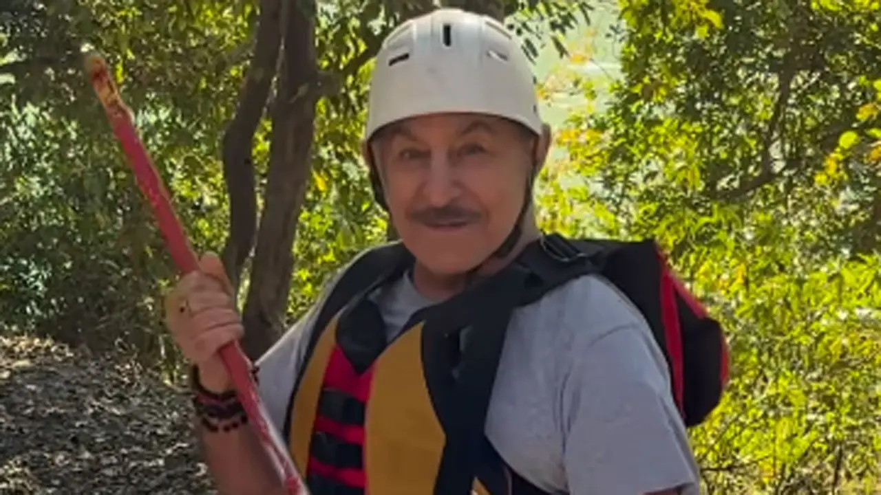 Dalip Tahil's raft capsizes in Ganga - Watch