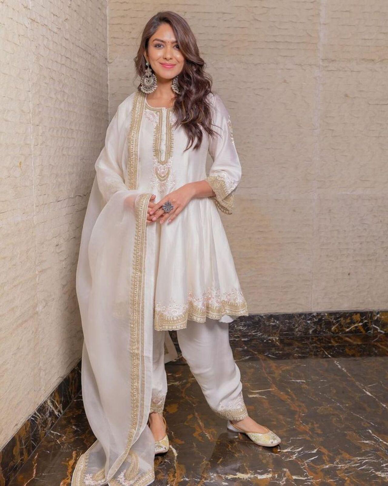 Mrunal Thakur's ivory silk chanderi short kalidar kurta set with a dogri salwar and organza dupatta is just too beautiful to miss.