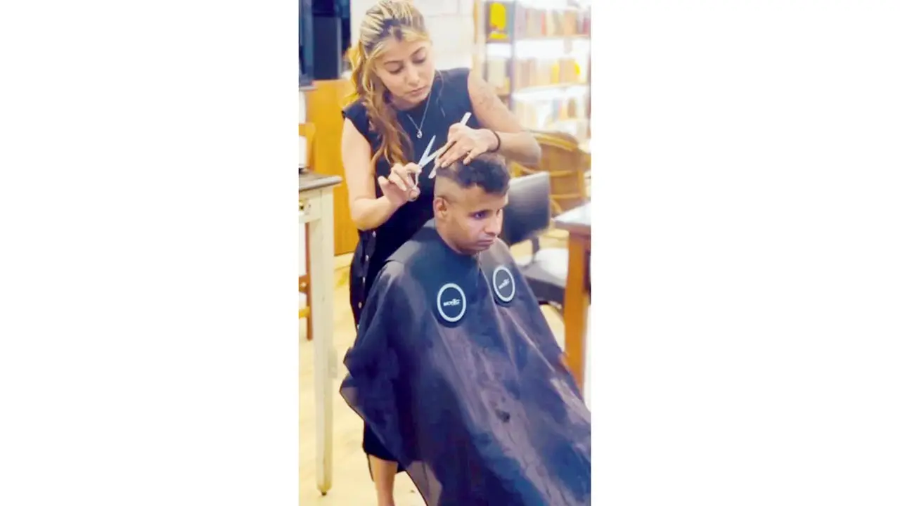 Poulami Chakraborty (standing) gives a member of the cafe team a makeover. Pic Courtesy/@bombaytobarcelona library cafe 