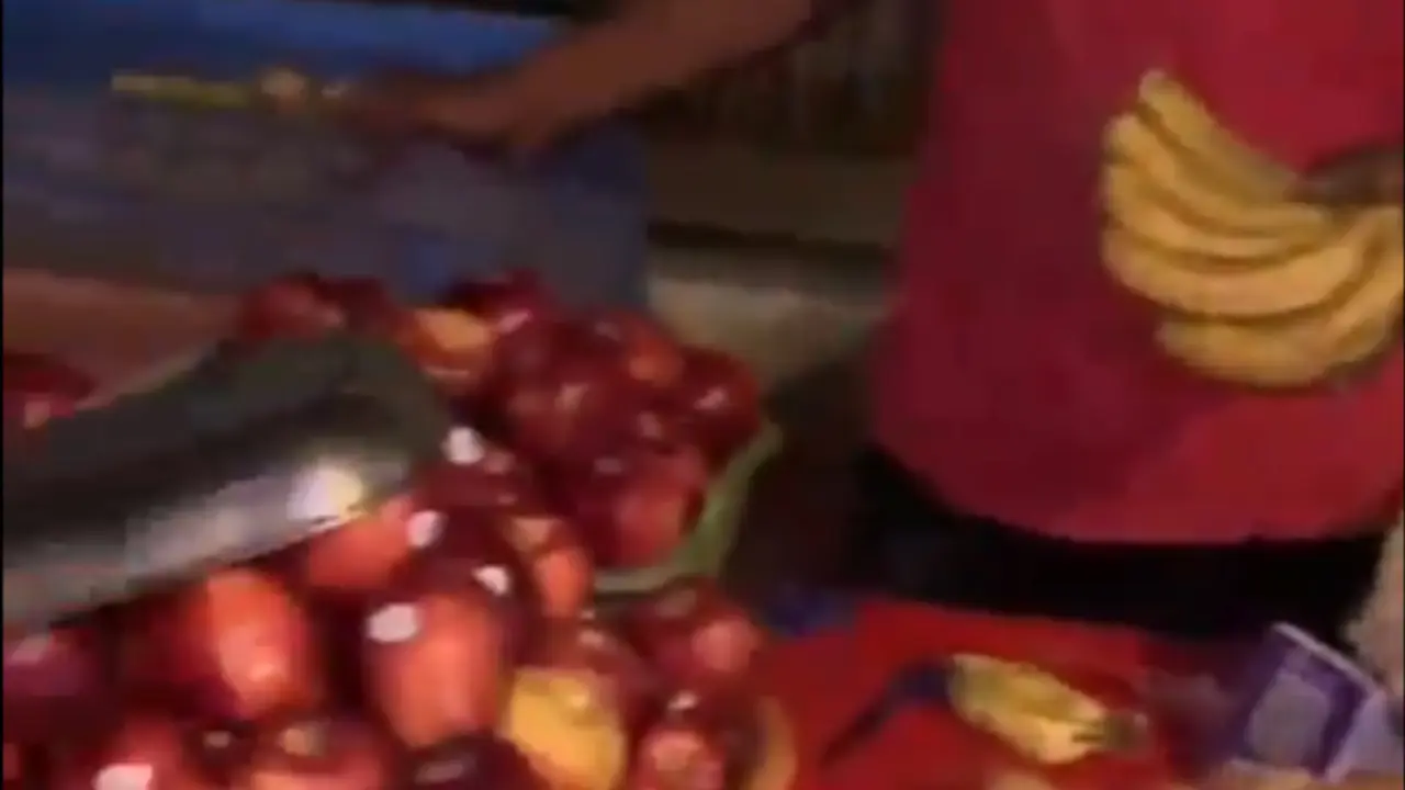 Two Mumbai vendors nabbed after being caught applying rat poison on fruits