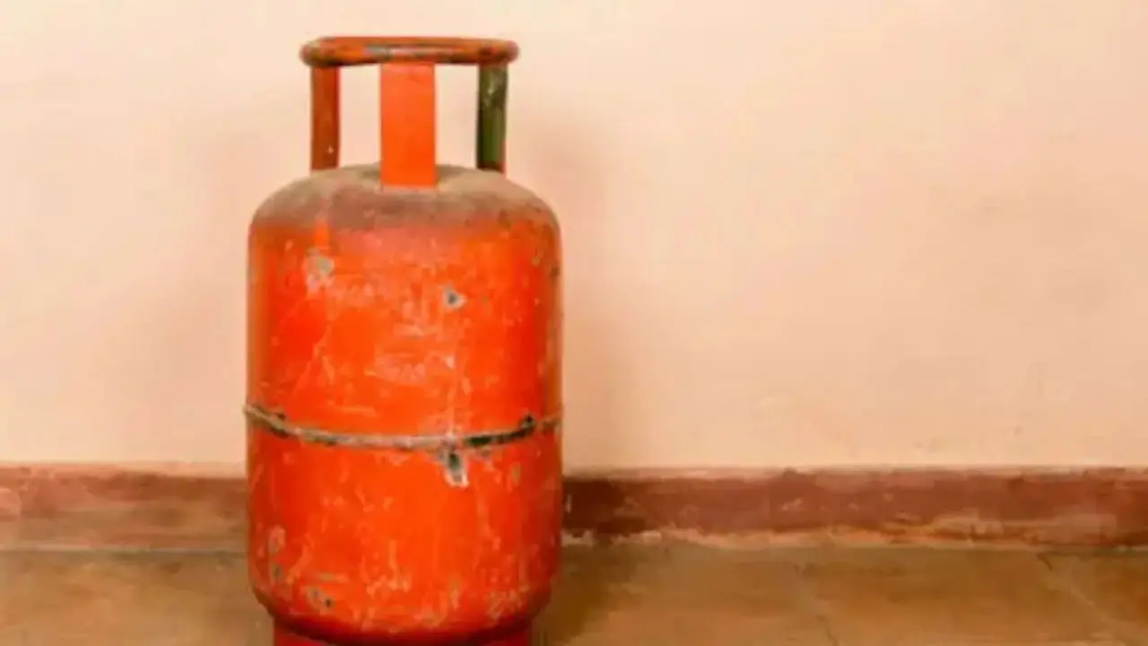 Five hospitalised after gas leak from cylinder at Indore scrap yard