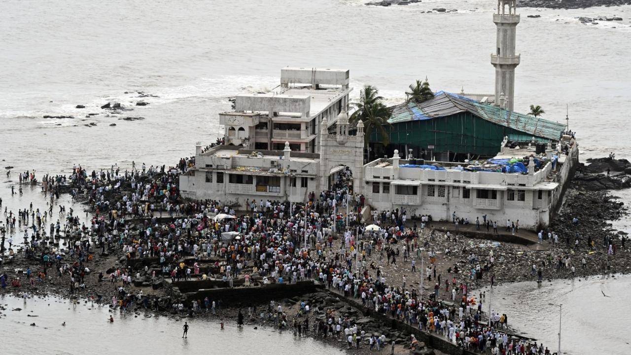 Haji Ali Dargah, Worli
Set against the backdrop of the Arabian Sea, Haji Ali Dargah is among Mumbai’s most iconic religious landmarks. Open daily from around 5.30 am to 10 pm, the dargah remains accessible through the day, including during Ramadan. Pic/ Ashish Raje