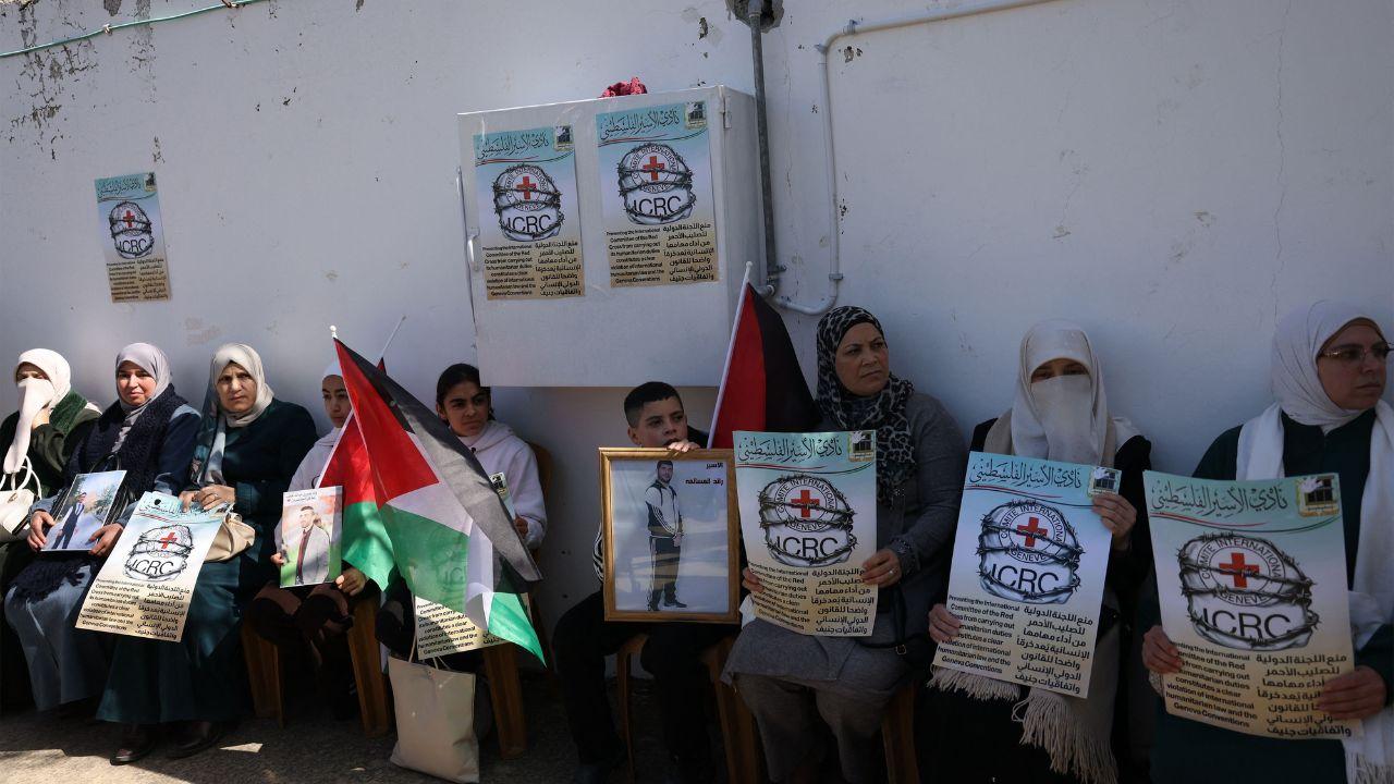 <p>After a chaotic first week, officials say more Palestinians are entering and leaving Gaza for Egypt via the reopened Rafah crossing</p> <p>After a chaotic first week, officials say more Palestinians are entering and leaving Gaza for Egypt via the reopened Rafah crossing</p>
