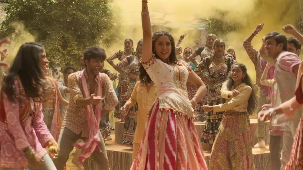 Holiyaan from Vedaa is a modern take on the classic Holi track Holiyaan Mein Ude Re Gulal. Sharvari Wagh impresses with energetic dance moves and colourful Holi celebrations. The song's catchy beats and rap section add a contemporary twist, making it a great addition to Holi celebrations.