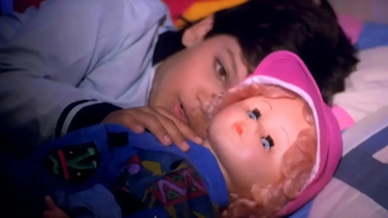 Papi Gudia (1996)
A notorious criminal uses a possessed doll to lure children and kill them.