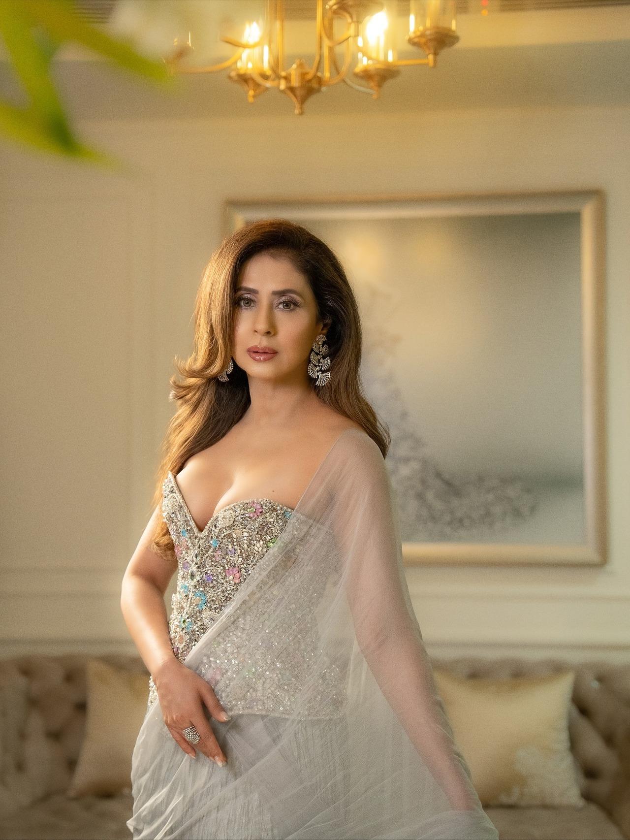 <p>Never missing a chance to raise the temperatures in her sultry looks, Urmila certainly knows how to turn on the oomph, be it a mini dress or a saree.&nbsp;</p>