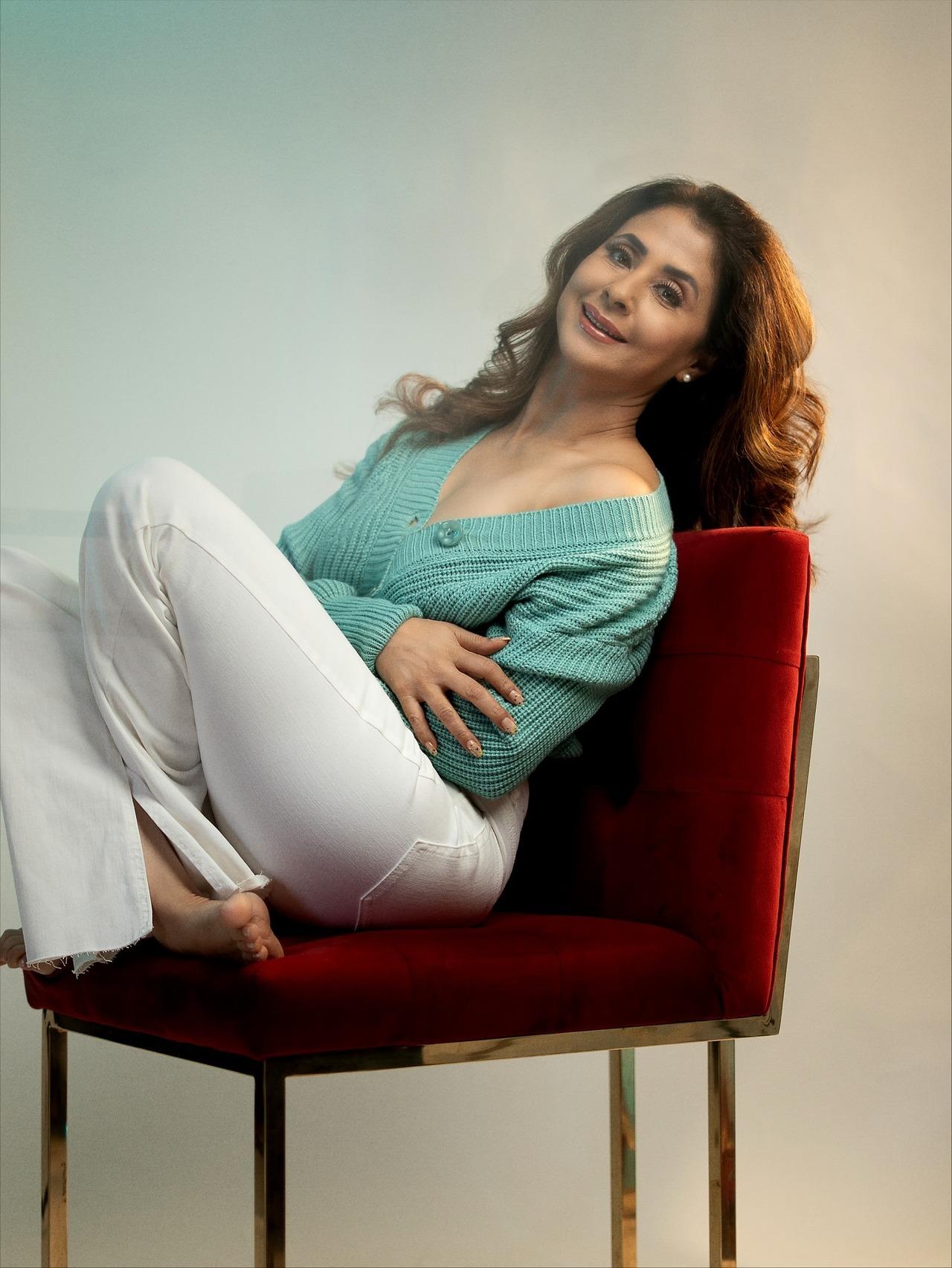 <p>Even in something as casual as a pullover and plain white pants, Urmila`s aura lights up the frame, proving the true art of fashion is in the way one carries it.</p>