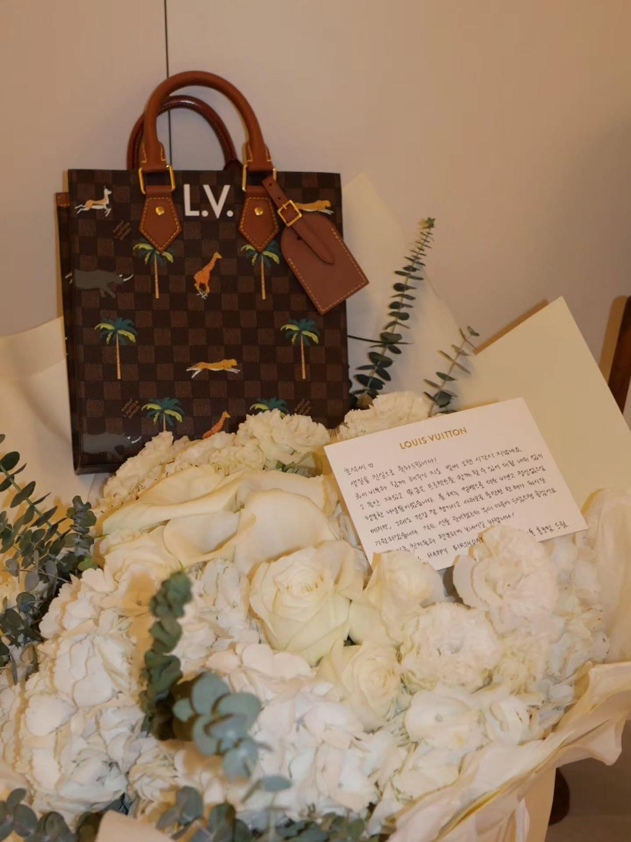 J-hope, who is the brand ambassador of Louis Vuitton, received a grand gift from the brand, which included a luxurious bag and a beautiful bouquet of flowers along with a handwritten note.